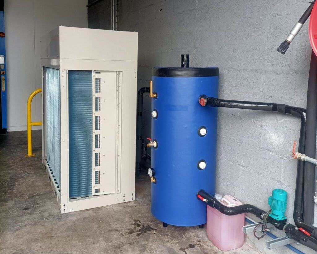 Photo de l'installation d'un groupe de production d'eau glacée et d'une batterie froide sur un caisson de ventilation.