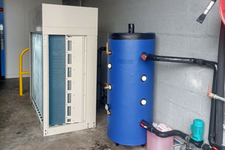 Photo de l'installation d'un groupe de production d'eau glacée et d'une batterie froide sur un caisson de ventilation.